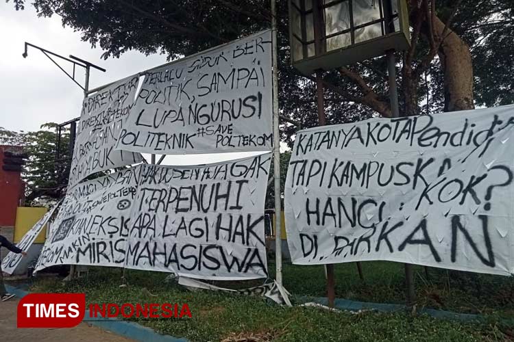 Sejumlah spanduk tuntutan yang terpasang di gerbang kampus Poltekom Malang. (Foto: Rizky Kurniawan Pratama/TIMES Indonesia)