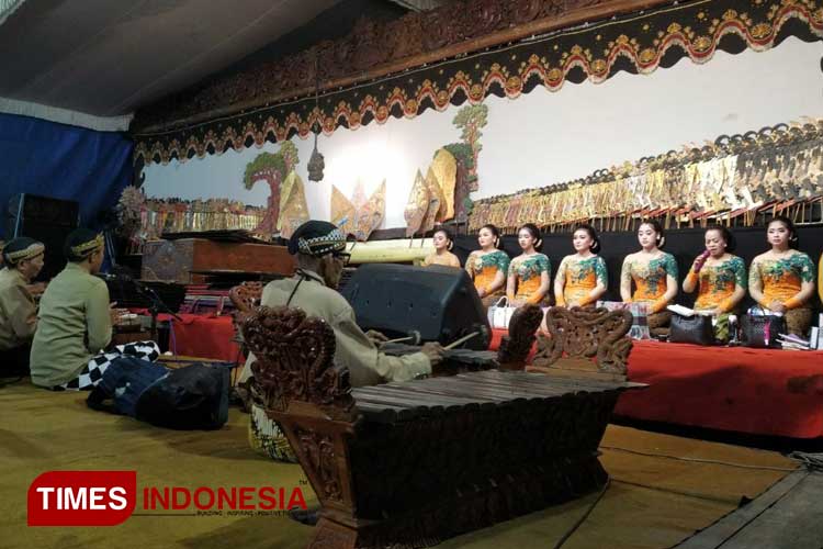 Pertunjukan wayang kulit di halaman Universitas Kadiri (foto: Yobby/TIMES Indonesia)
