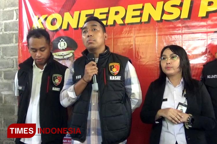  Kasatreskrim Polres Tulungagung AKP Muchammad Nur (tengah) saat memberikan keterangan pada wartawan. (FOTO: Benny S/TIMES Indonesia)