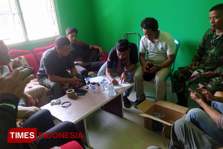 Aksi demo di Kantor Desa Pringgabaya Utara oleh pemuda dan masyarakat Pringgabaya Kabupaten Lombok Timur, Provinsi Nusa Tenggara Barat, Kamis (23/11/2023). (FOTO: Pandi Apriadi/TIMES Indonesia)