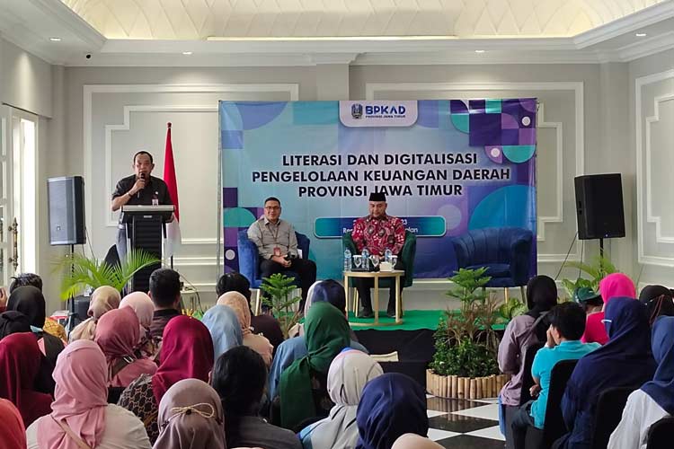 Kepala BPKAD Jatim Aris Mukiyono saat mengisi forum Literasi dan Digitalisasi Pengelolaan Keuangan Daerah di Bangkalan, Rabu (22/11/2023). (Foto : Dok.BPKAD Jatim)