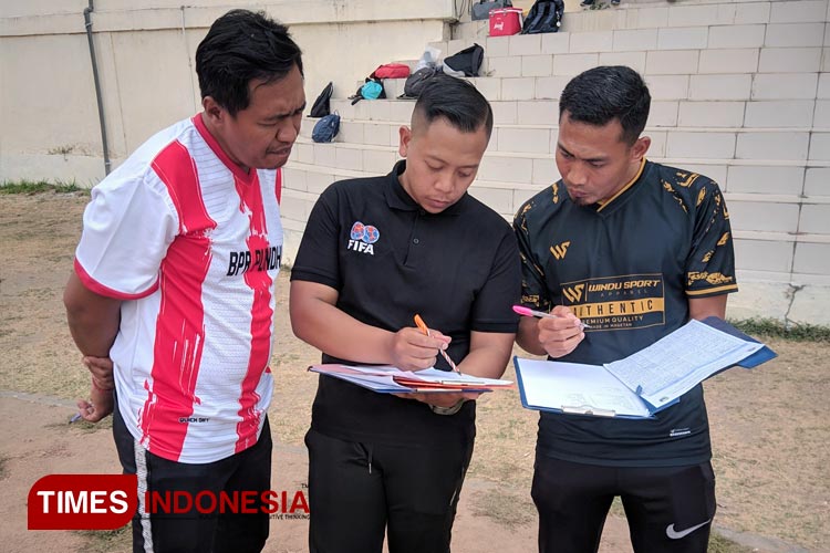 Pelatih Persemag Magetan, Coach Windu Wibowo (sebelah kanan foto) saat berdiskusi dengan tim di Stadion Yosonegoro Magetan. (FOTO: Dok. TIMES Indonesia)