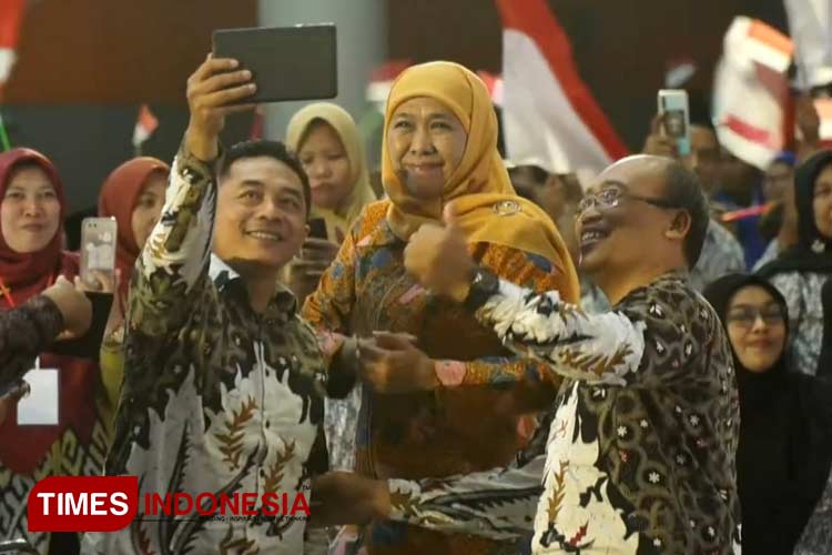 Gubernur Jawa Timur Khofifah Indar Parawansa saat menghadiri acara Peringatan Hari Guru Nasional di UM, Kamis (23/11/2023). (Foto: Achmad Fikyansyah/TIMES Indonesia)