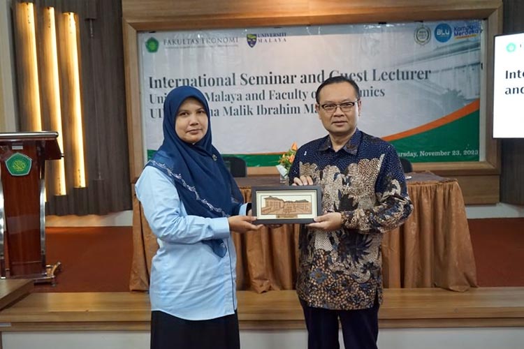 Dekan FE UIN bersama Head of Department of Syariah and Management Universitas Malaya dalam seminar internasional. (FOTO: Humas UIN Malang)
