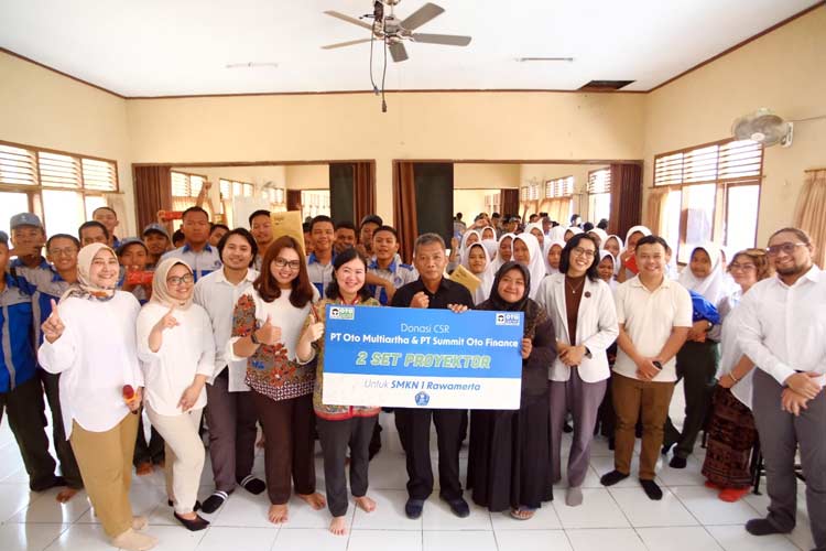 OTO Group memberikan edukasi keuangan di SMKN 1 Rawamerta pada Kamis (23/11/2023). (Foto: Istimewa)