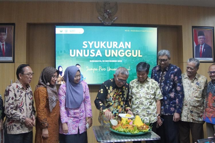 Rektor Unusa Prof Jazidie saat pemotongan tumpeng ulang tahun ke-10 sekaligus pengumuman Unusa sebagai salah satu PTN-PTS terbaik di Indonesia terakreditasi unggul, Kamis (23/11/2023).(Dok.Humas Unusa)
