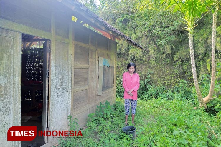 Kisah Sutarmi, Warga Bandar Pacitan yang Tinggal di Rumah Tak Layak Huni