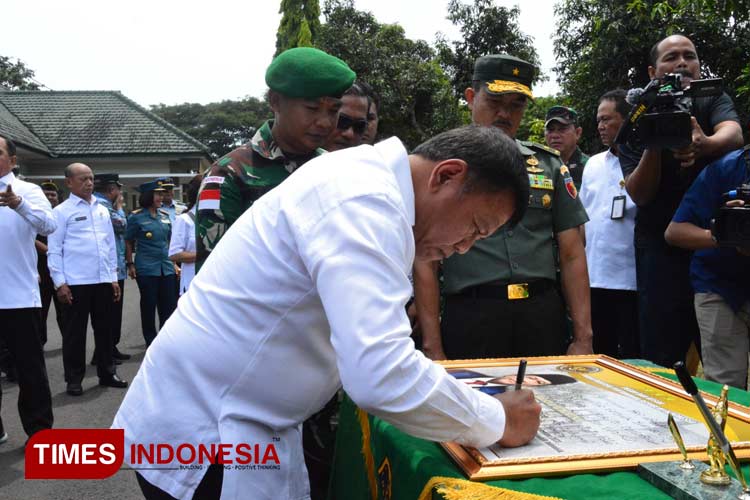 Wamenhan-RI-M-Herindra-b.jpg