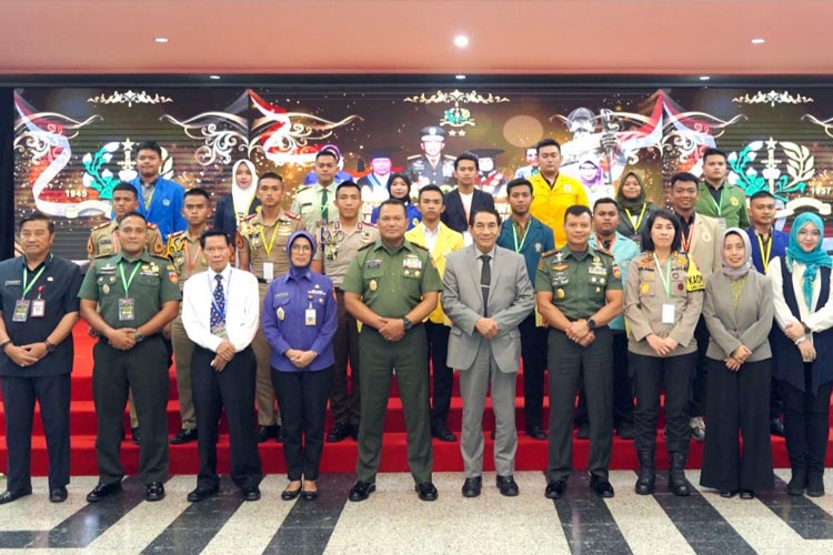 Wakil Gubernur Akmil bersama key note dan Kapolre Magelang Kota berfoto bersama, sesaat setelah acara. (FOTO: dok. Penhumas Akmil)