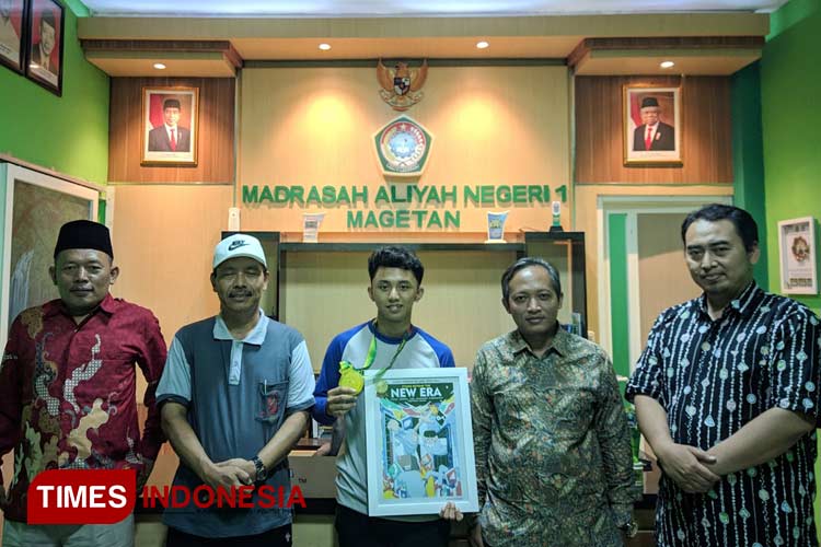 Hukmashabiyya Al Ghozali, (tengah) Siswa kelas XII MAN 1 Magetan peraih medali emas cabang seni desain grafis dalam Porseni MA tingkat Jatim 2023. (Foto: Aditya Candra/TIMES Indonesia)