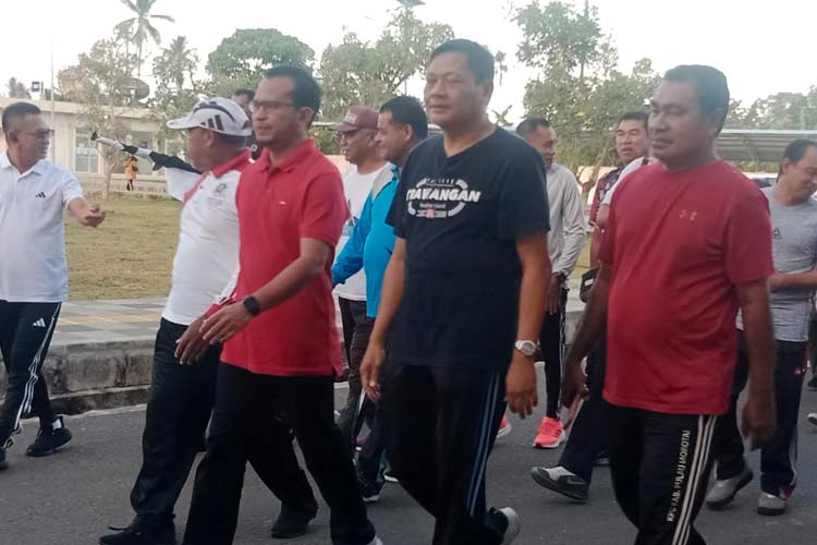 Pj Bupati Morotai M Umar Ali bersama peserta jalan sehat jelang HUT ke-52 Korpri. Jumat (24/11/2023). (Foto: Munces for TIMES Indonesia).