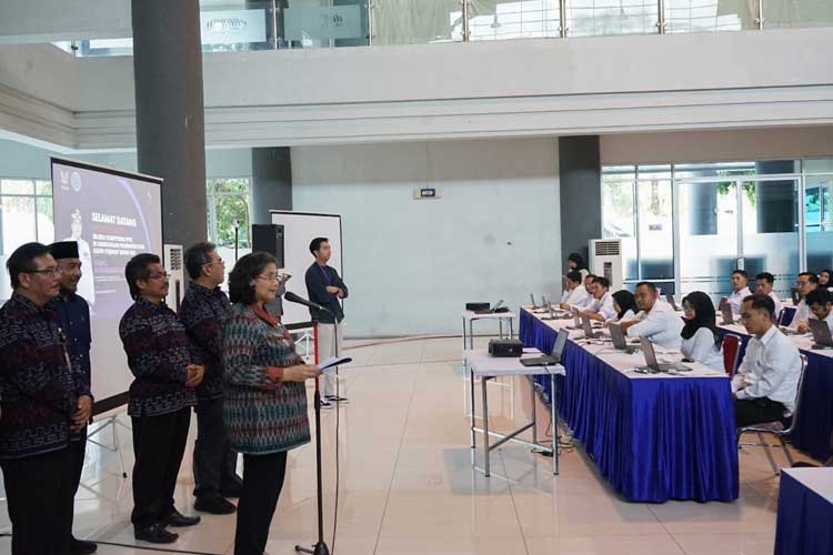 Pj Wali Kota Kediri saat memberikan sambutan saat pelaksanaan seleksi kompetensi Pegawai Pemerintah dengan Perjanjian Kerja (PPPK) di lingkungan Pemerintah Kota Kediri (Foto: Diskominfo Kota Kediri)