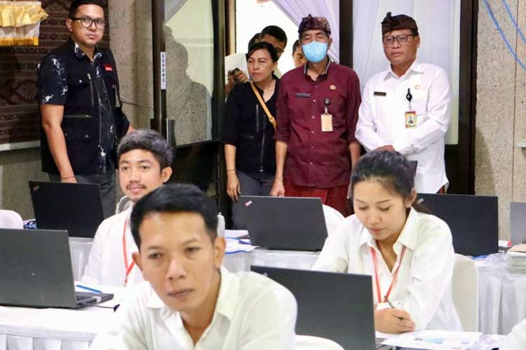 Sekda Alit Wiradana Tinjau Hari Pertama Seleksi Kompetensi PPPK Kota Denpasar. (Foto: Prokopim Denpasar)