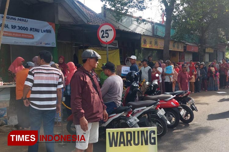 Ratusan warga mengantre di Warung Peduli, Jumat berkah di Alun alun Kota Probolinggo. (Foto: Rizky Putra Dinasti/TIMES Indonesia)