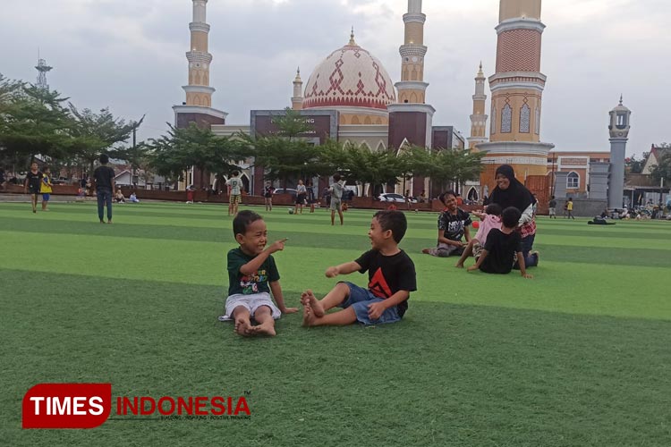 Anak anak tengah bermain di Alun-alun Majalengka. (FOTO: Jaja Sumarja/TIMES Indonesia)