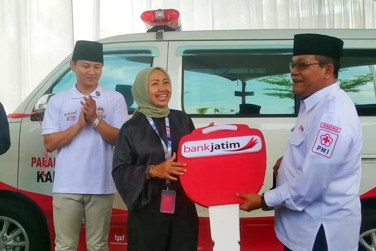 Bank Jatim Serahkan CSR Mobil Ambulans dan Launching KKPD Bersama