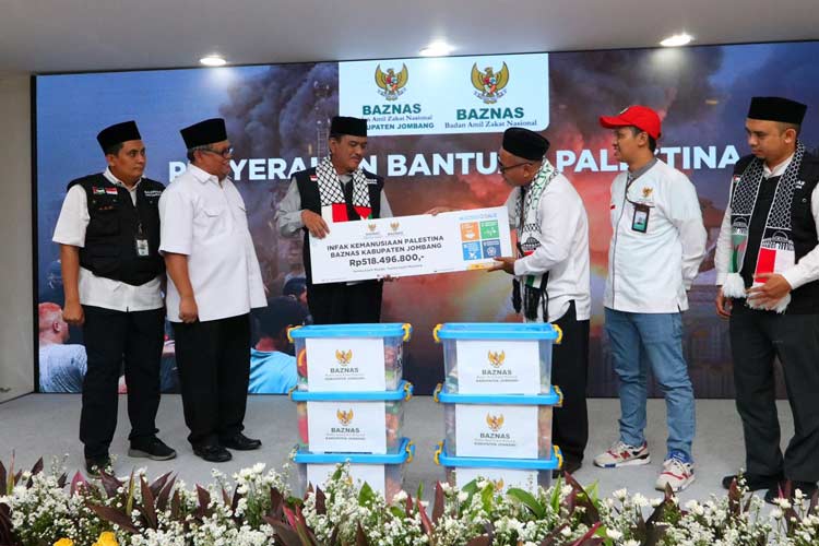 Penyerahan secara simbolis donasi dari warga Jombang untuk Palestina dari Baznas Jombang ke Baznas RI di Jakarta, Jum’at (24/11/2023). (FOTO: Dok. Baznas Jombang)