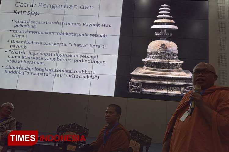 Budi Utomo saat pemaparan Dialog Borobudur dengan tema “Chattra dalam Sudut Pandang Teologi Buddhis & Arkeologi”, Sabtu (25/11/2023) yang menjadi bagian acara Borobudur Writers and Cultural Festival. (Foto: Wahyu Nurdiyanto/TIMES Indonesia)