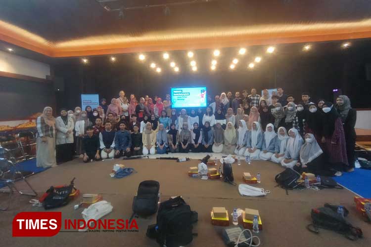 Sesi Foto Bersama Peserta dan Panitia Regionale Deutsch Olympiad Malang Raya (FOTO: Ananda Rizki Azdi/TIMES Indonesia)