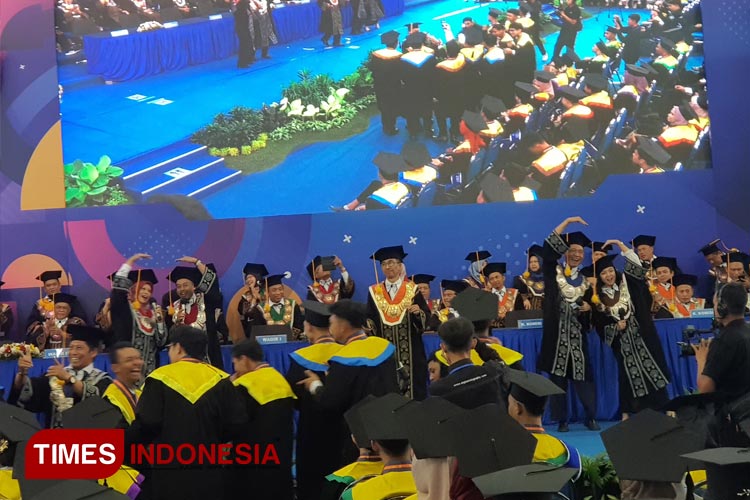 Wisuda Polinema, Direktur-Wadir Nyanyi Ojo Dibandingke 3 Bahasa, Ternyata Ada Maksudnya