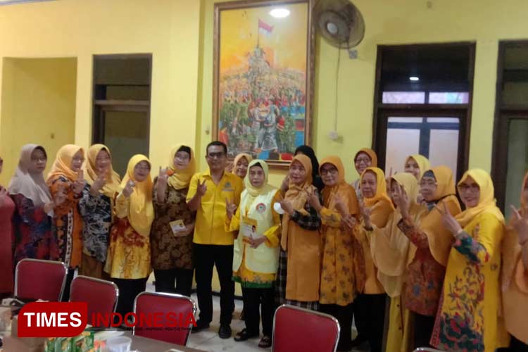 Himpunan Wanita Karya (HWK) DPD II Golkar Lamongan saat menyampaikan komitmen dukungan terhadap M Shoim Haris, Caleg DPR RI Partai Golkar. (Foto: Syamsul Arifin/TIMES Indonesia)