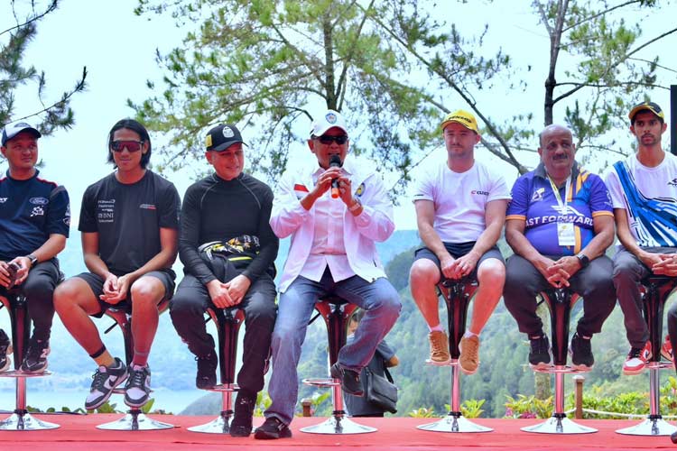 Bambang Soesatyo saat membuka Danau Toba Rally - Grand Final APRC 2023 di Kaldera Toba Nomadic Escape, Parapat Sumut, Jumat (24/11/23). (foto: IMI)