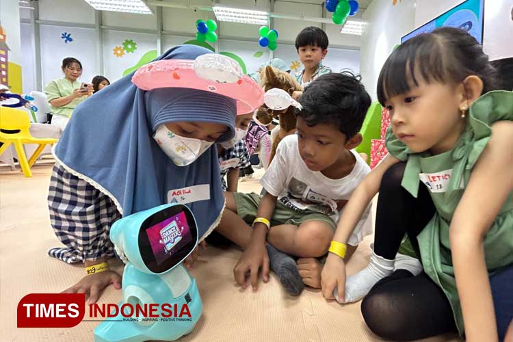 Anak-anak mencoba permainan teknologi artificial intelligence yang disematkan dalam robot pintar MIKO 3, Sabtu (25/11/2023). (Foto: Lely Yuana/TIMES Indonesia)