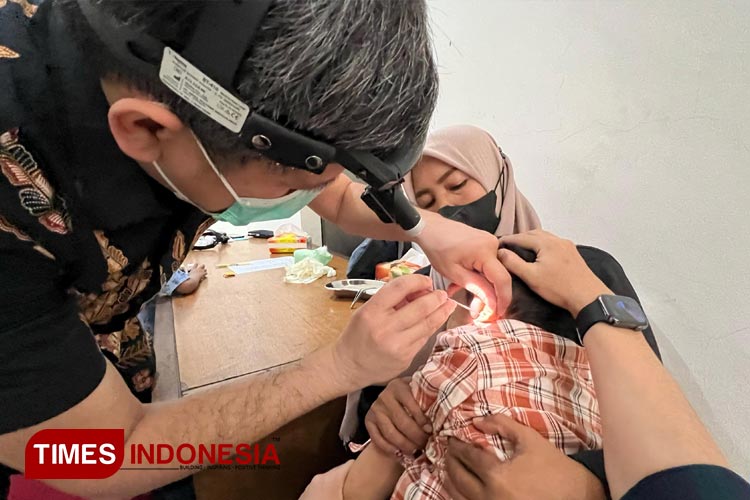 Pemeriksaan telinga gratis di Gedung Nasional Indonesia Gresik yang digelar Fakultas Kedokteran Unair (Foto: Akmal/TIMES Indonesia).