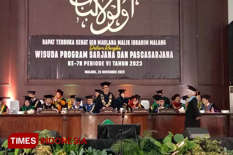Prosesi pengukuhan wisudawan oleh Rektor UIN Maliki Malang Prof Dr HM Zainuddin, MA, Sabtu (25/11/2023).  (Foto: Rohmatul Ummah/TIMES Indonesia)