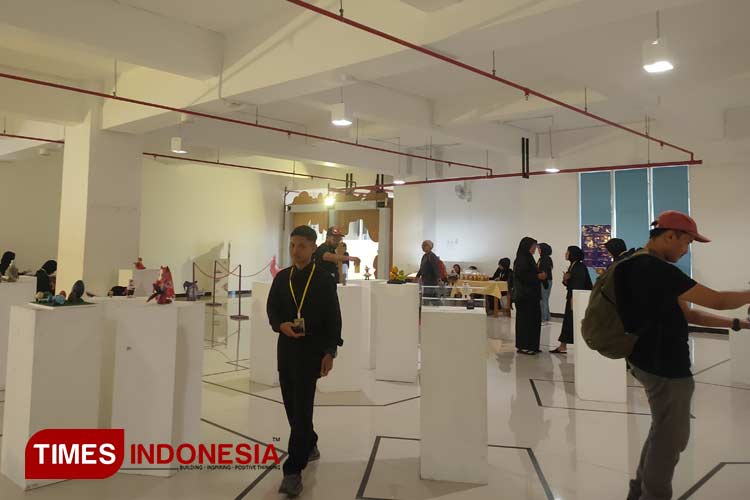 Salah-satu-pengunjung-Dream-Topia-Urban-Toys-Exhibition-a.jpg