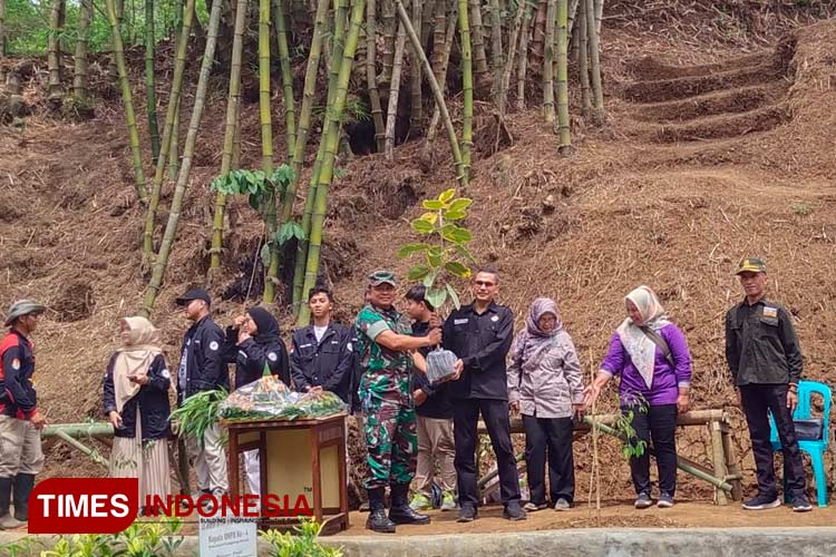 Serah terima bibit pohon bambu secara simbolis oleh komandan TNI kepada kepala dekan 3 prodi Biologi UIN Malang (Foto: Shoofa/MG/TIMES Indonesia)