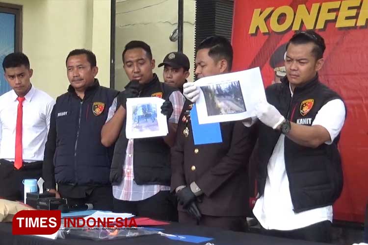 Polisi menunjukkan barang bukti berupa gambar rekaman CCTV kasus pesilat bawah umur meninggal. (Foto: Beny S/TIMES Indonesia)