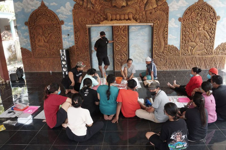 Proses pelatihan pembuatan topeng berbahan viber. (FOTO: AJP TIMES Indonesia)