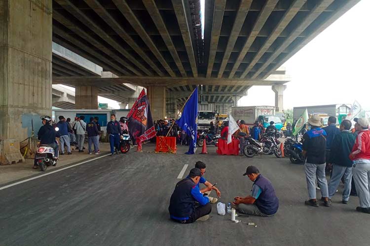 Aksi Demo Buruh Pabrik Cikarang Blokade Sejumlah Jalan Di Kawasan ...