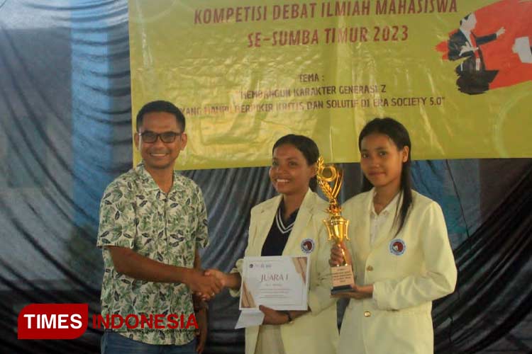 Dua Mahasiswa peraih juara lomba debat ilmiah saat menerima penghargaan. (FOTO:Habibudin/TIMES Indonesia)