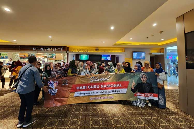 Para guru saat nobar bersama Indah Kurnia di XXI Surabaya, Sabtu (25/11/2023).(Foto: Dok. Indah Kurnia)