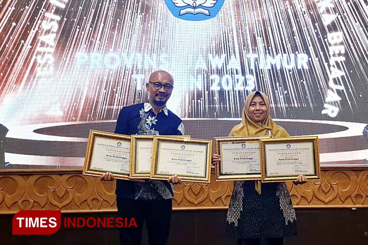 Kepala Dinas Pendidikan dan Kebudayaan Kota Probolinggo saat menerima lima penghargaan dari Kemnbudristek. (Foto: Disdikbud Kota Probolinggo For TIMES Indonesia)