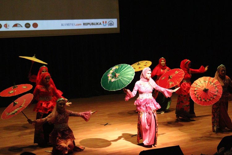 Umbrella Dance or Tari Payung performed by the Indonesian students in Turkey. (FOTO: PPI Turki)