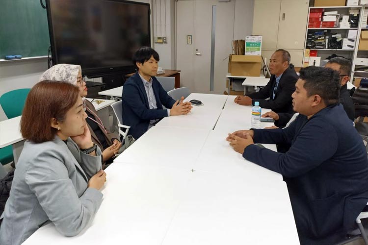 Dosen PSDKU UB Kediri (kanan) saat bertemu pihak kampus di Jepang (FOTO: dok PSDKU UB Kediri)