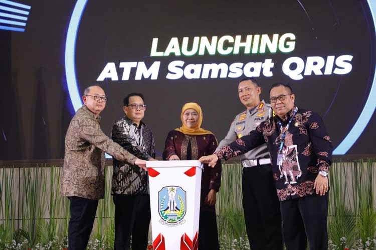 Gubernur Khofifah saat meluncurkan Samsat ATM QRIS didampingi Sekda Jatim Adhy Karyono, Kepala Bappenda Jatim Bobby Soemiarsono, Dirlantas Polda Jatim Kombes Komarudin dan Kacab PT. Jasa Raharja Thamrin Silalahi, Jumat (24/11/2023). (FOTO: Dok. Humas