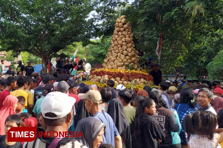 Tumpeng hasil bumi yang diarak di halaman Sumber Banteng (Foto : Yobby/TIMES Indonesia)
