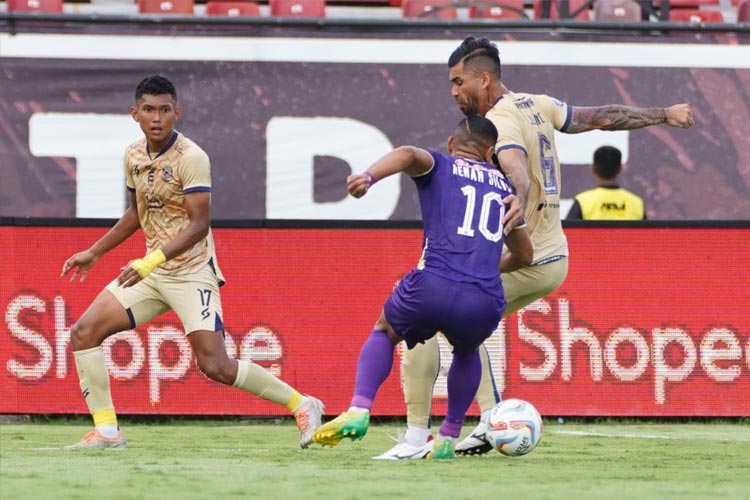 Pemain Arema FC saat merebut bola dari pemain Persik Kediri. (Foto: Dok. Arema FC)
