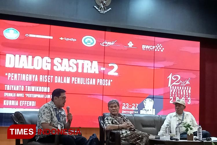 Pembukaan moderator Prof. Djoko sebelah kiri kepada pembicara Kurnia Effendi (tengah) dan Triyanto Triwikromo (kanan). Minggu (26/11/2023) (Foto: Yovika Indrisani/TIMES Indonesia)