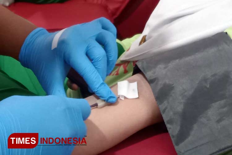 Seorang petugas UDD PMI Kota Tasikmalaya mengambil darah dari salah satu pendonor,  Minggu (26/11/2023) (FOTO: Harniwan Obech/TIMES Indonesia)