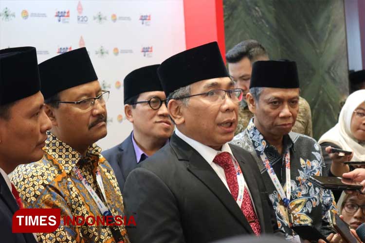 Ketua Umum PBNU Yahya Cholil Staquf memberikan keterangan persnya usai pembukaan R20 ISORA. (FOTO: Fahmi/TIMES Indonesia)