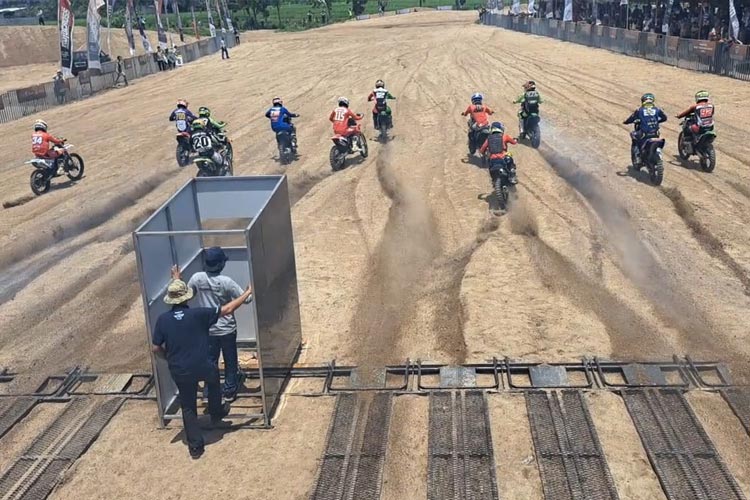 Suasana kejuaraan Lombok-Sumbawa Motocross Competition 2023 di Sirkuit Tohpati, Cakranegara, Kota Mataram.(Foto: IMI NTB for TIMES Indonesia)