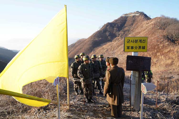 Tentara Korea Selatan saat bertemu dengan tentara Korea Utara sebelum melintasi Garis Demarkasi Militer di dalam Zona Demiliterisasi (DMZ) pemeriksaan pos penjagaan pada tahun 2018. (FOTO: Japan Today)