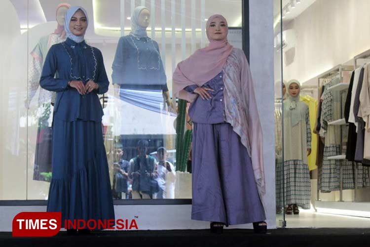 Sejumlah model dengan koleksi Aleza (Foto : Yobby/TIMES Indonesia)