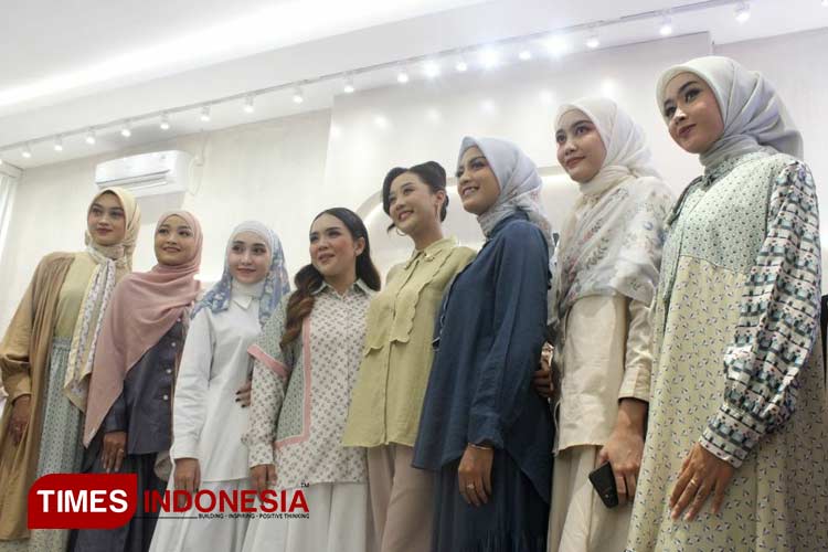 model-dengan-koleksi-Aleza.jpg