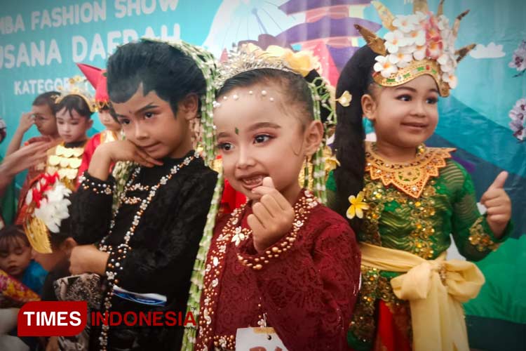 Sejumlah siswa/siswi utusan dari RA dan TK di wilayah Priangan Timur mengikuti Gelaran Fashion Show Busana Daerah di Exhibition LGF Plaza Asia Tasikmalaya, Minggu (26/11/2023) (FOTO: Harniwan Obech/TIMES Indonesia)